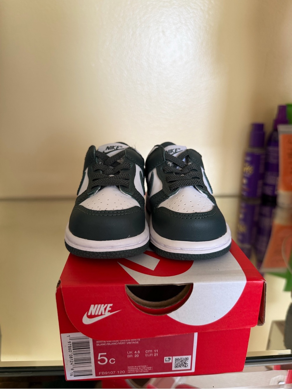 Nike Kids Low-Top Sneakers in Dark Green and White